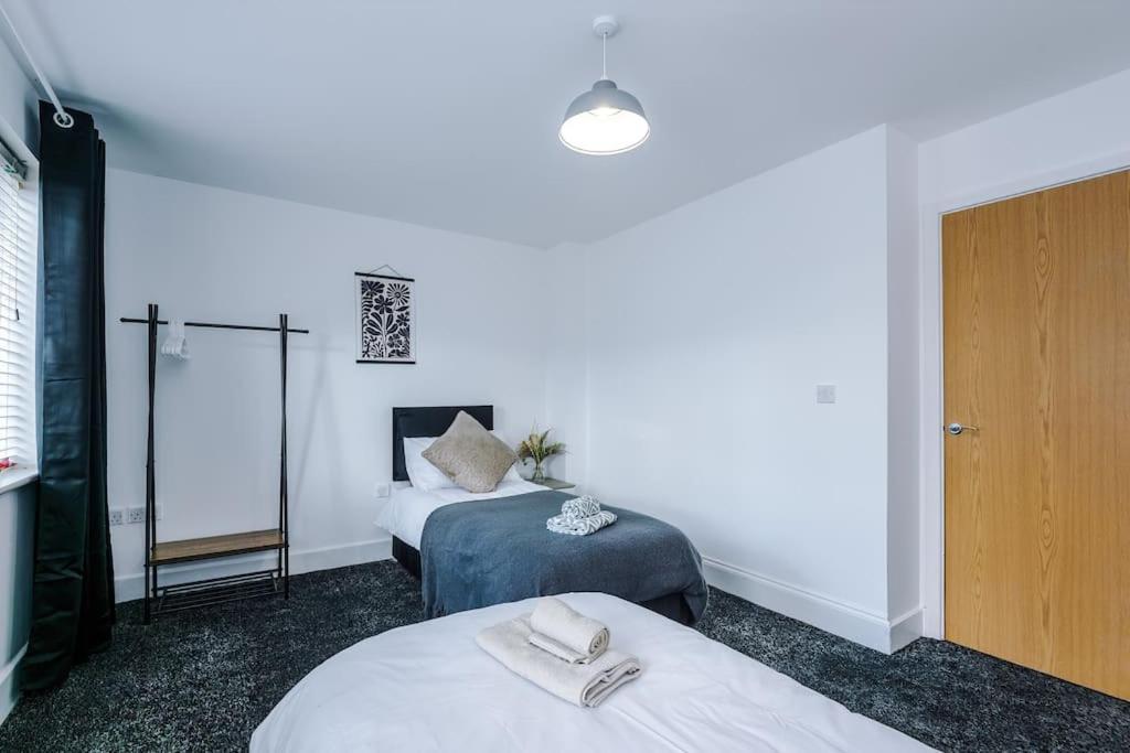 Apartment Sleeps 9, Games Room, Perfect For Groups, Driveway, Smart Tv, Available For Long Manchester