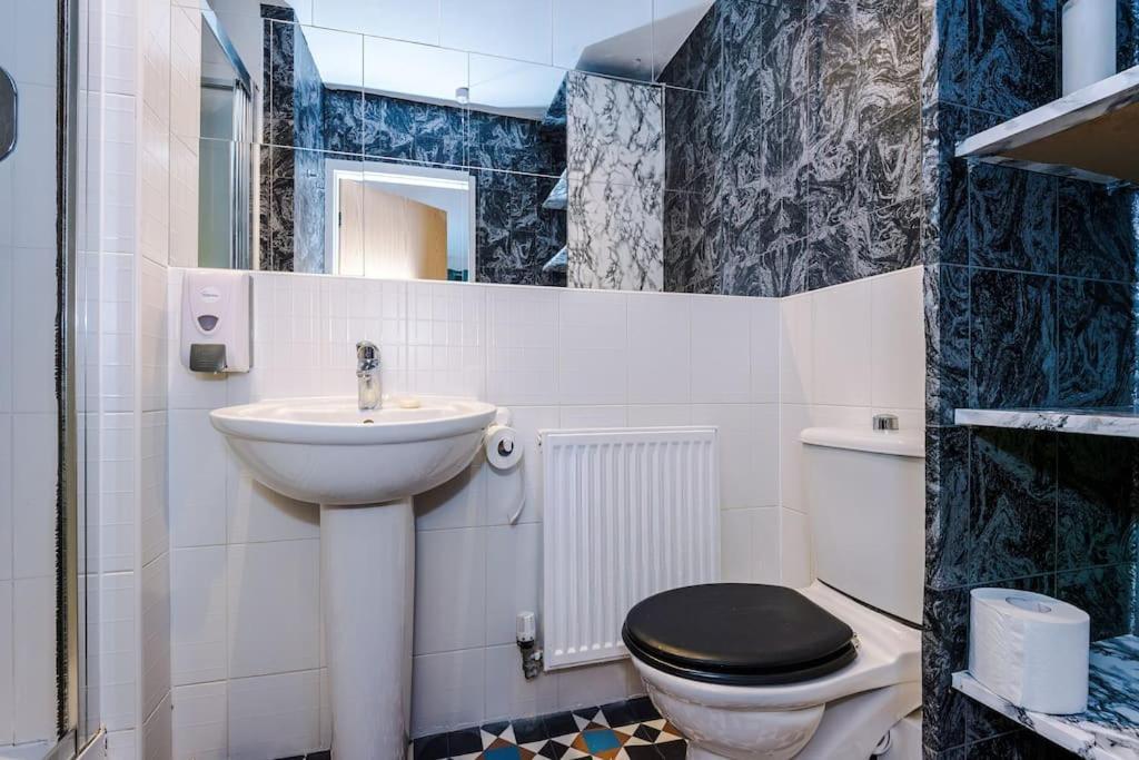 Sleeps 9, Games Room, Perfect For Groups, Driveway, Smart Tv, Available For Long Manchester