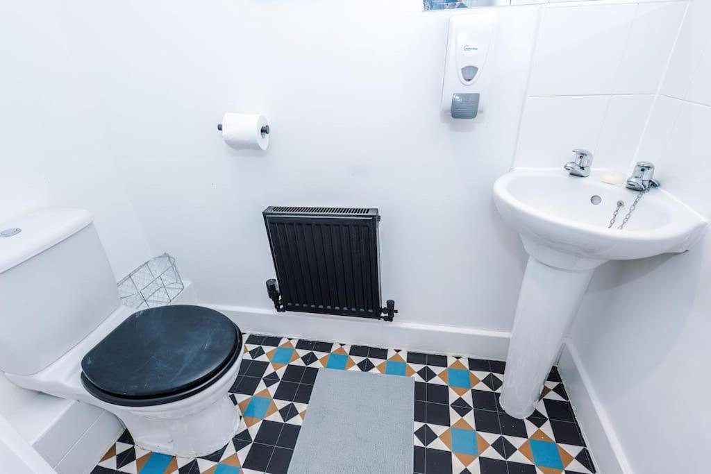 Sleeps 9, Games Room, Perfect For Groups, Driveway, Smart Tv, Available For Long * Manchester