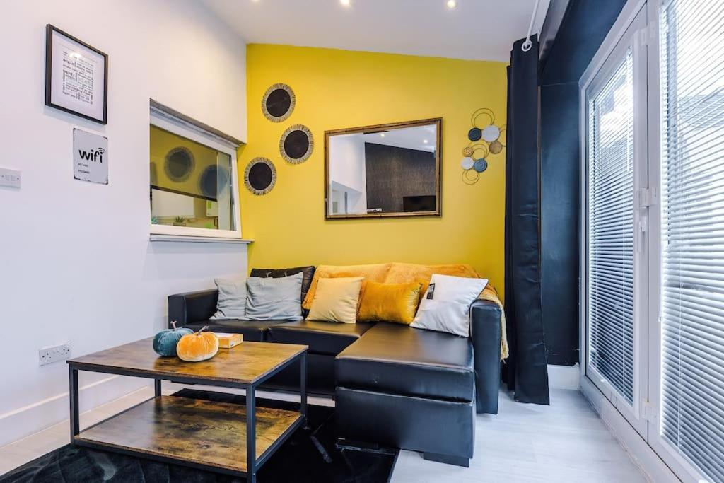 Apartment Sleeps 9, Games Room, Perfect For Groups, Driveway, Smart Tv, Available For Long Manchester