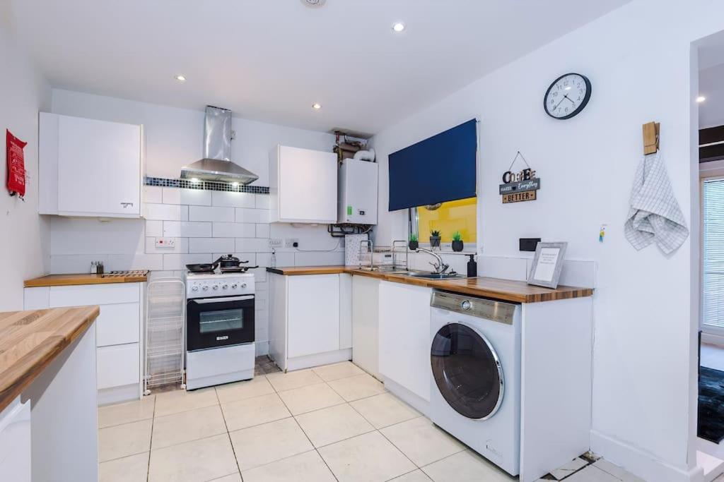 Sleeps 9, Games Room, Perfect For Groups, Driveway, Smart Tv, Available For Long Apartment *