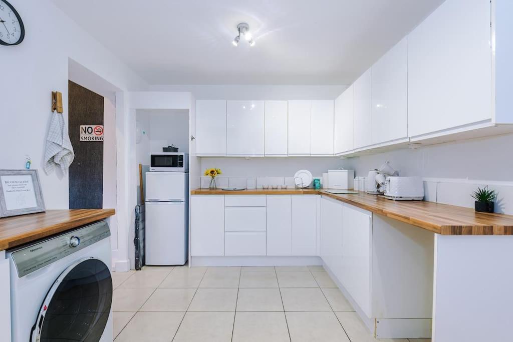 Apartment Sleeps 9, Games Room, Perfect For Groups, Driveway, Smart Tv, Available For Long *