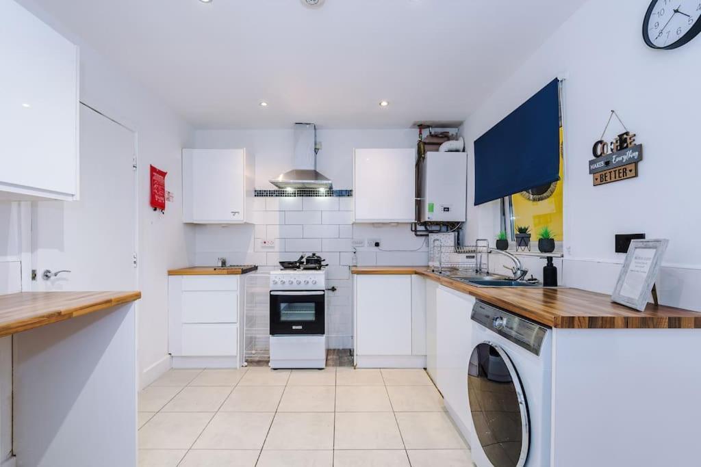 Apartment Sleeps 9, Games Room, Perfect For Groups, Driveway, Smart Tv, Available For Long Manchester