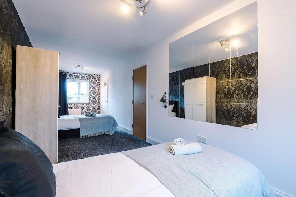 Sleeps 9, Games Room, Perfect For Groups, Driveway, Smart Tv, Available For Long Manchester