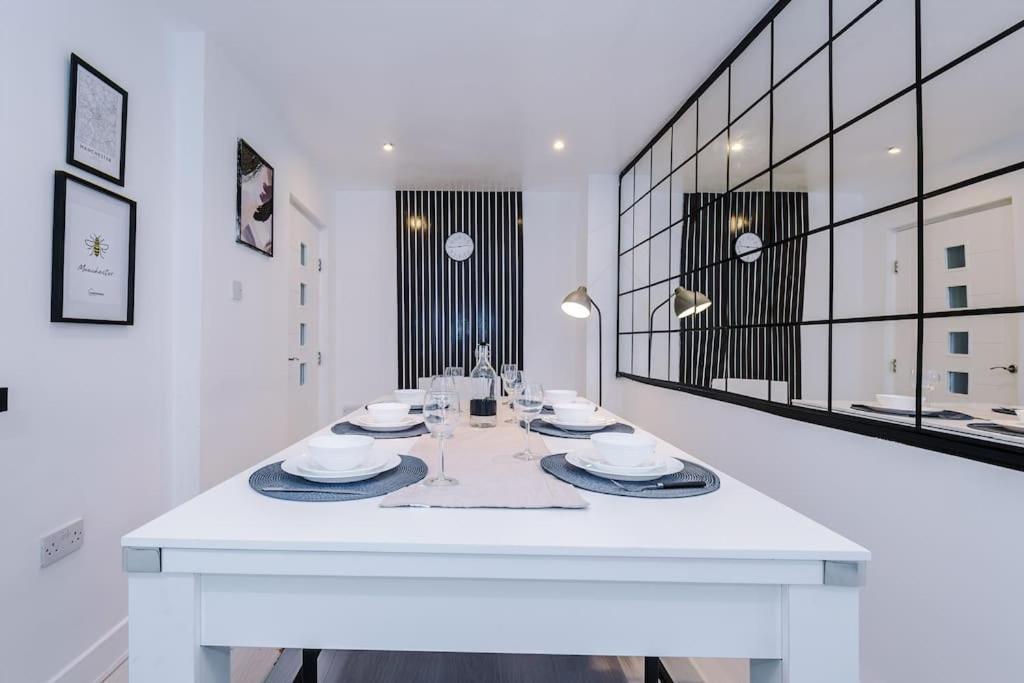 Sleeps 9, Games Room, Perfect For Groups, Driveway, Smart Tv, Available For Long Apartment