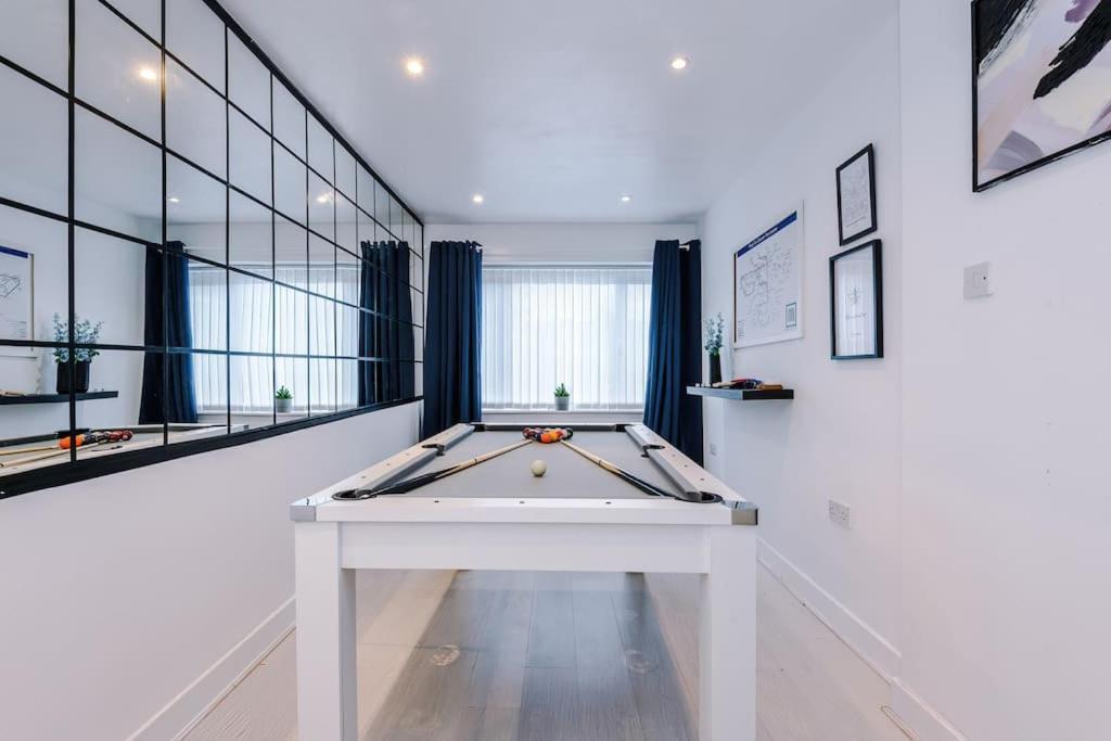 Apartment Sleeps 9, Games Room, Perfect For Groups, Driveway, Smart Tv, Available For Long