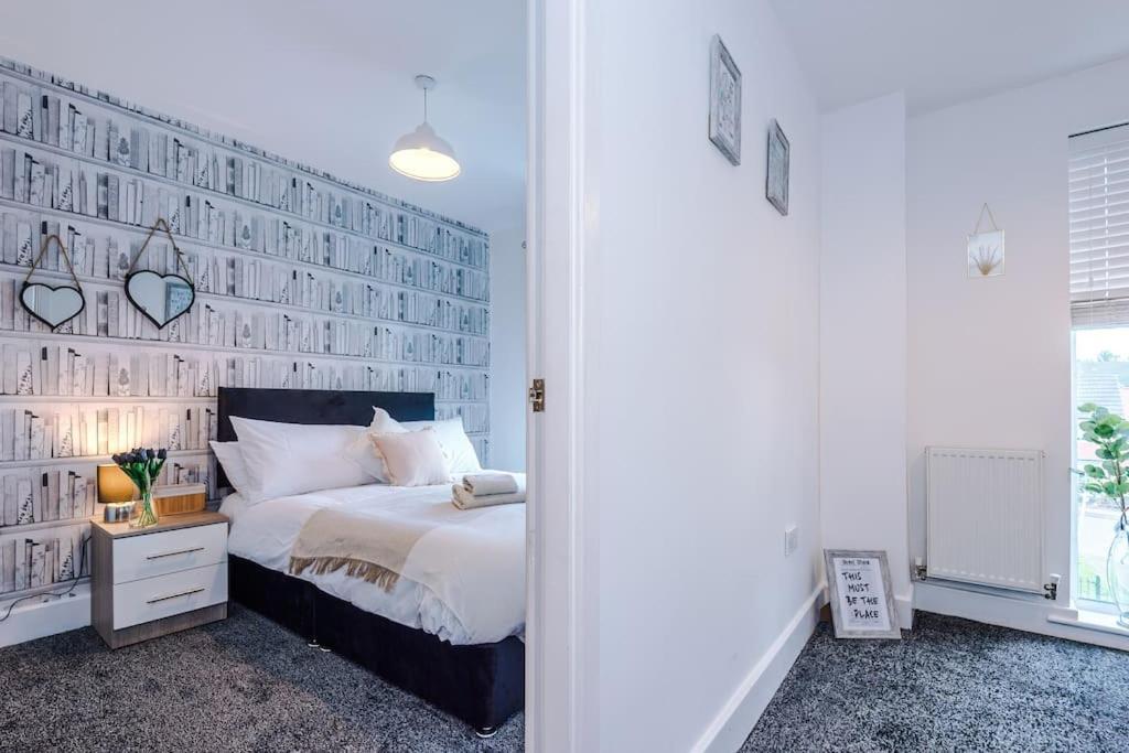 Sleeps 9, Games Room, Perfect For Groups, Driveway, Smart Tv, Available For Long Apartment *