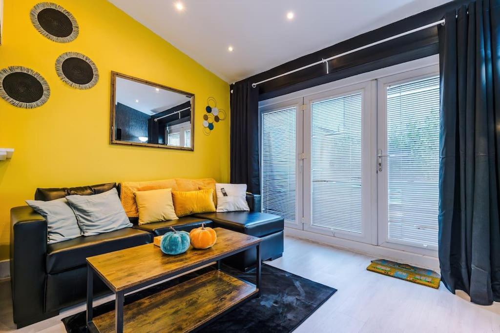 Apartment Sleeps 9, Games Room, Perfect For Groups, Driveway, Smart Tv, Available For Long *