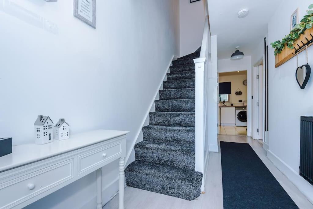 Sleeps 9, Games Room, Perfect For Groups, Driveway, Smart Tv, Available For Long Apartment Manchester