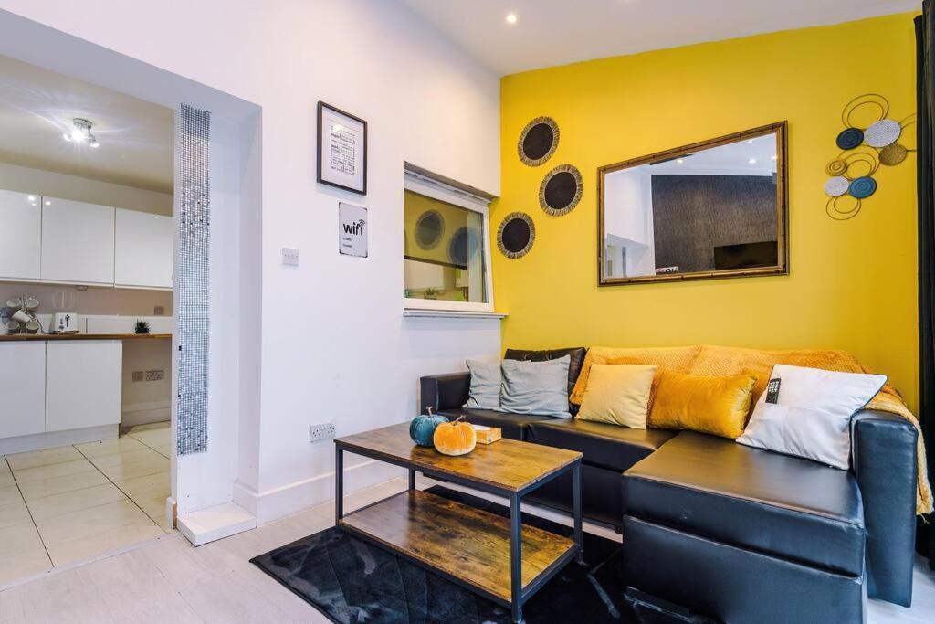 Sleeps 9, Games Room, Perfect For Groups, Driveway, Smart Tv, Available For Long