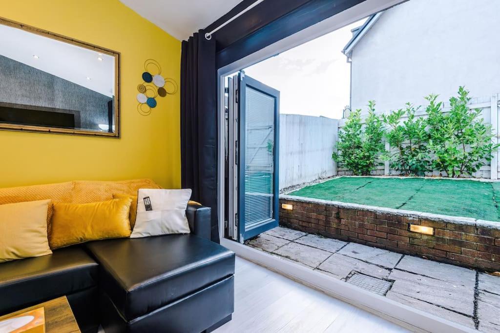 Sleeps 9, Games Room, Perfect For Groups, Driveway, Smart Tv, Available For Long Apartment