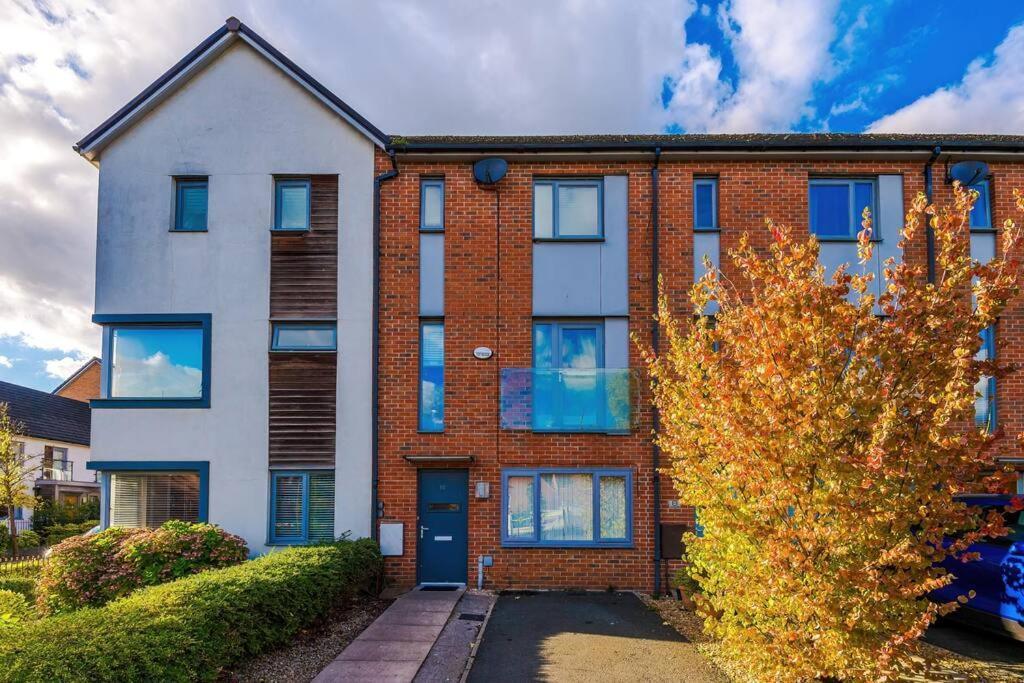 Apartment Sleeps 9, Games Room, Perfect For Groups, Driveway, Smart Tv, Available For Long