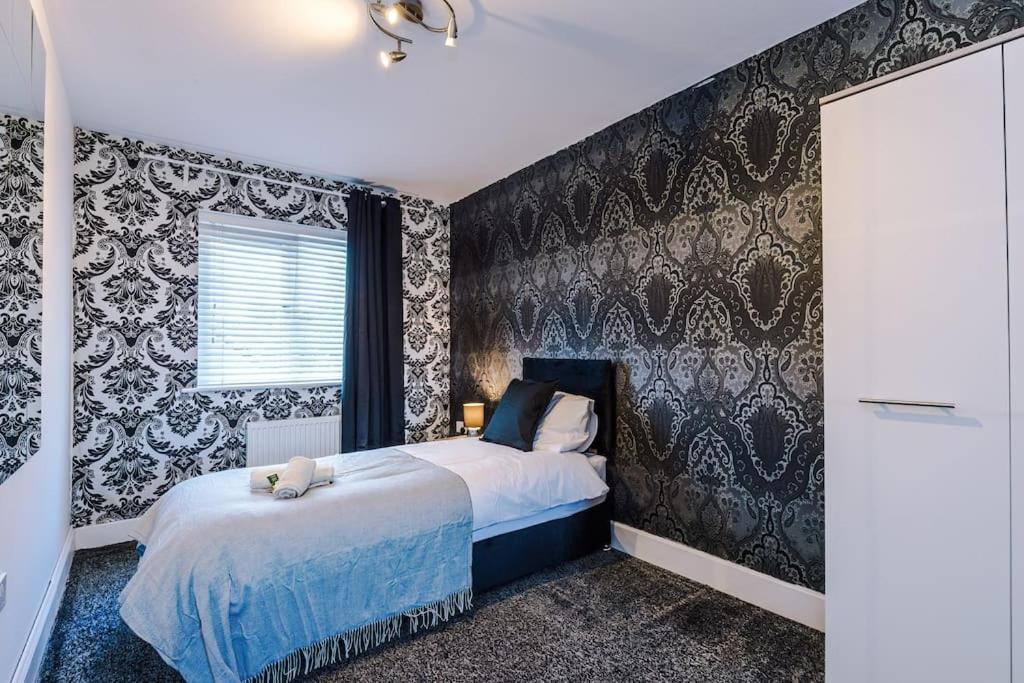 Sleeps 9, Games Room, Perfect For Groups, Driveway, Smart Tv, Available For Long Apartment *