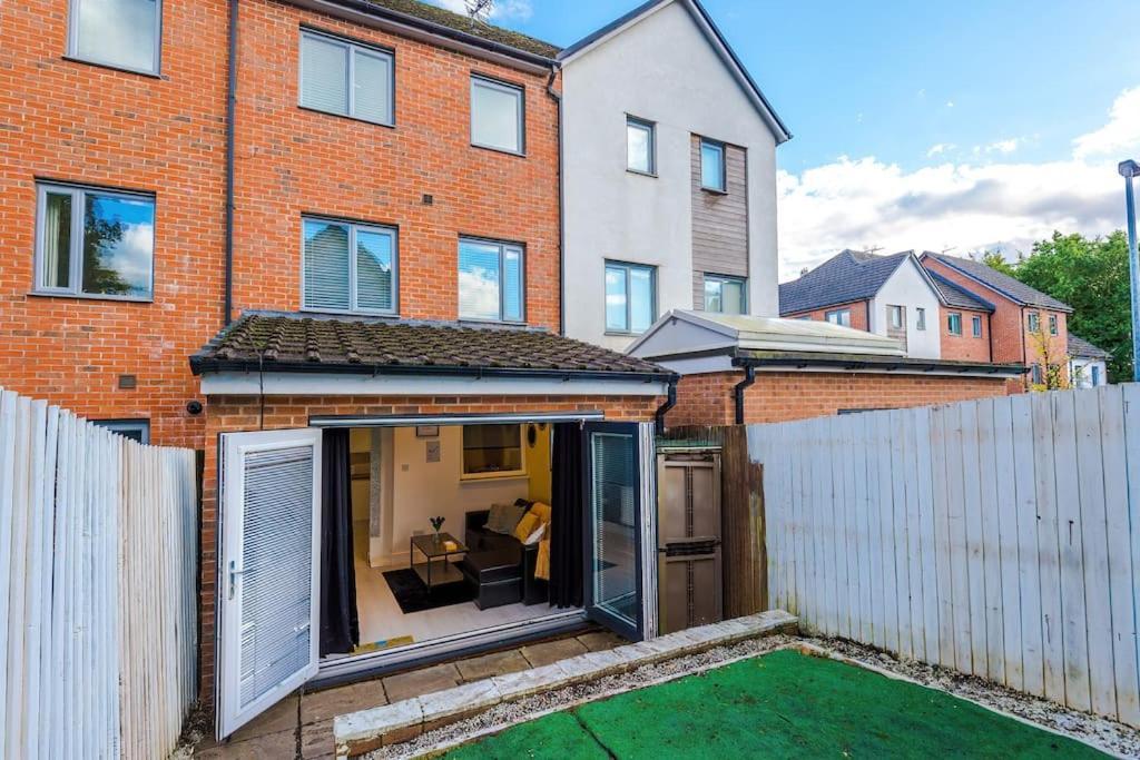 Sleeps 9, Games Room, Perfect For Groups, Driveway, Smart Tv, Available For Long *