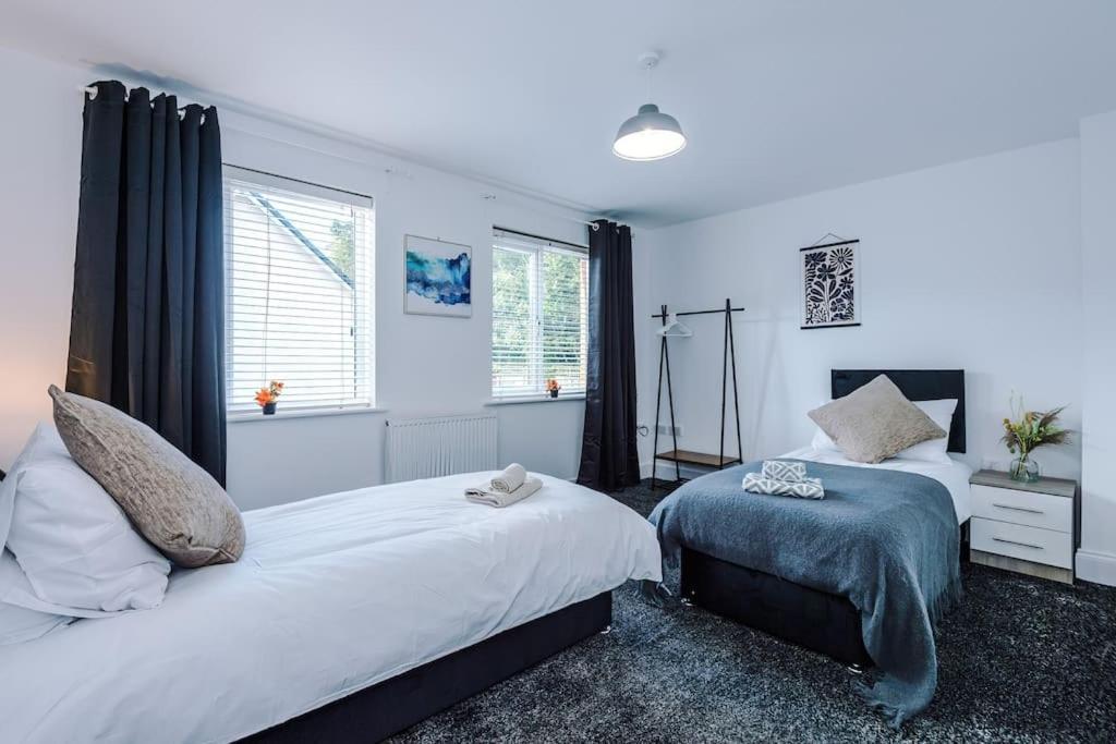 Sleeps 9, Games Room, Perfect For Groups, Driveway, Smart Tv, Available For Long