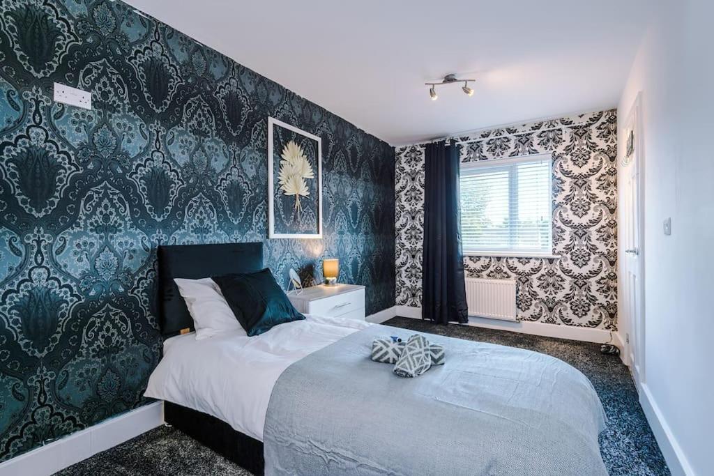 Sleeps 9, Games Room, Perfect For Groups, Driveway, Smart Tv, Available For Long Apartment