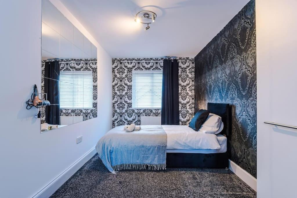 Apartment Sleeps 9, Games Room, Perfect For Groups, Driveway, Smart Tv, Available For Long