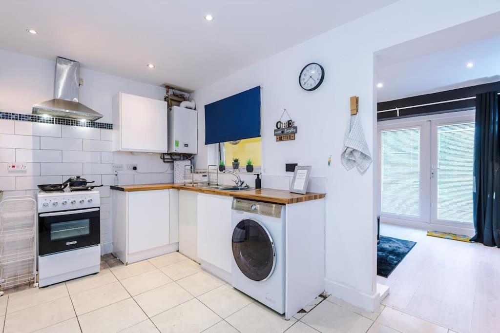 Sleeps 9, Games Room, Perfect For Groups, Driveway, Smart Tv, Available For Long Apartment *