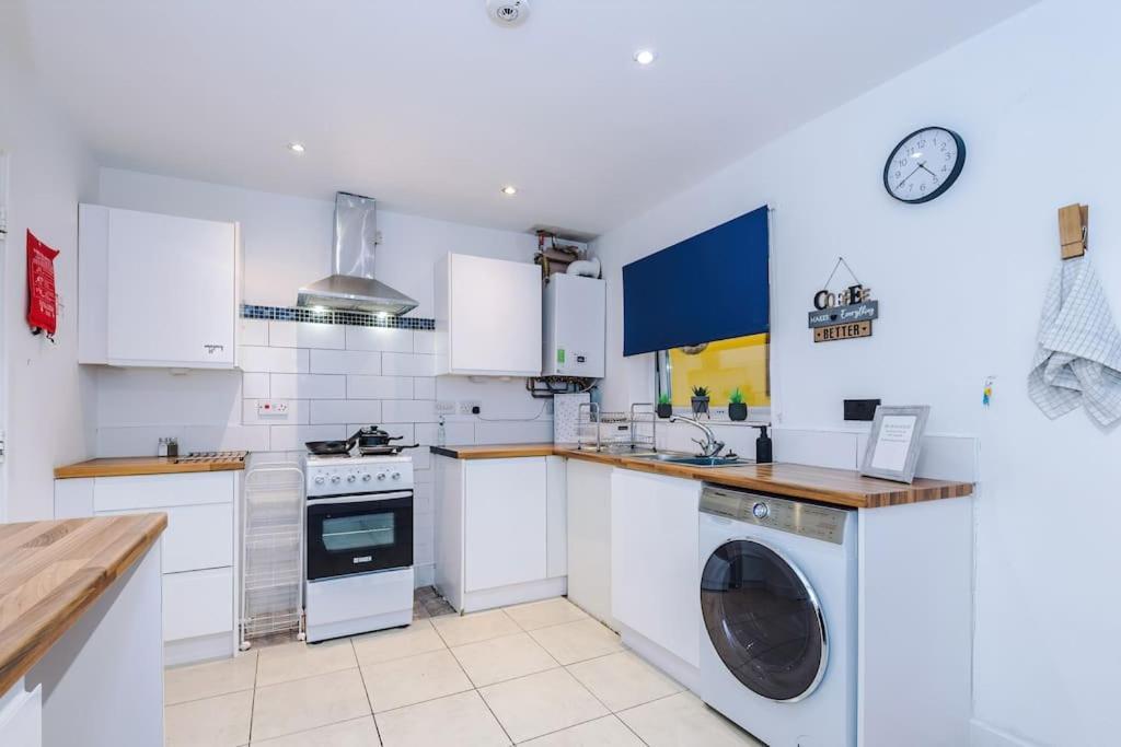 Apartment Sleeps 9, Games Room, Perfect For Groups, Driveway, Smart Tv, Available For Long *