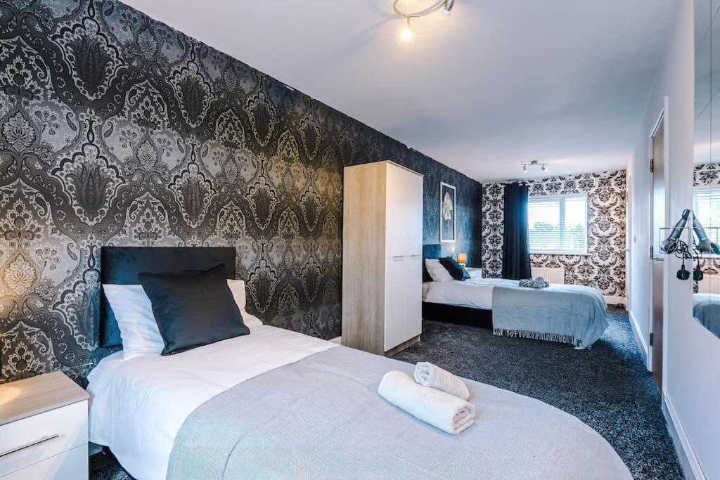 Sleeps 9, Games Room, Perfect For Groups, Driveway, Smart Tv, Available For Long Apartment Manchester