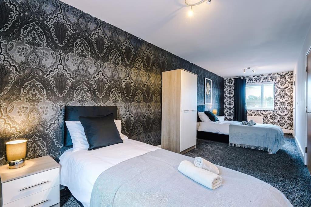 Apartment Sleeps 9, Games Room, Perfect For Groups, Driveway, Smart Tv, Available For Long Manchester