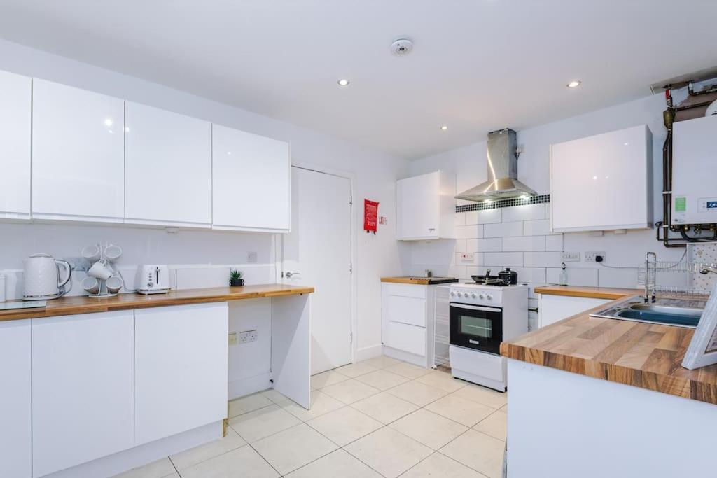 Sleeps 9, Games Room, Perfect For Groups, Driveway, Smart Tv, Available For Long *