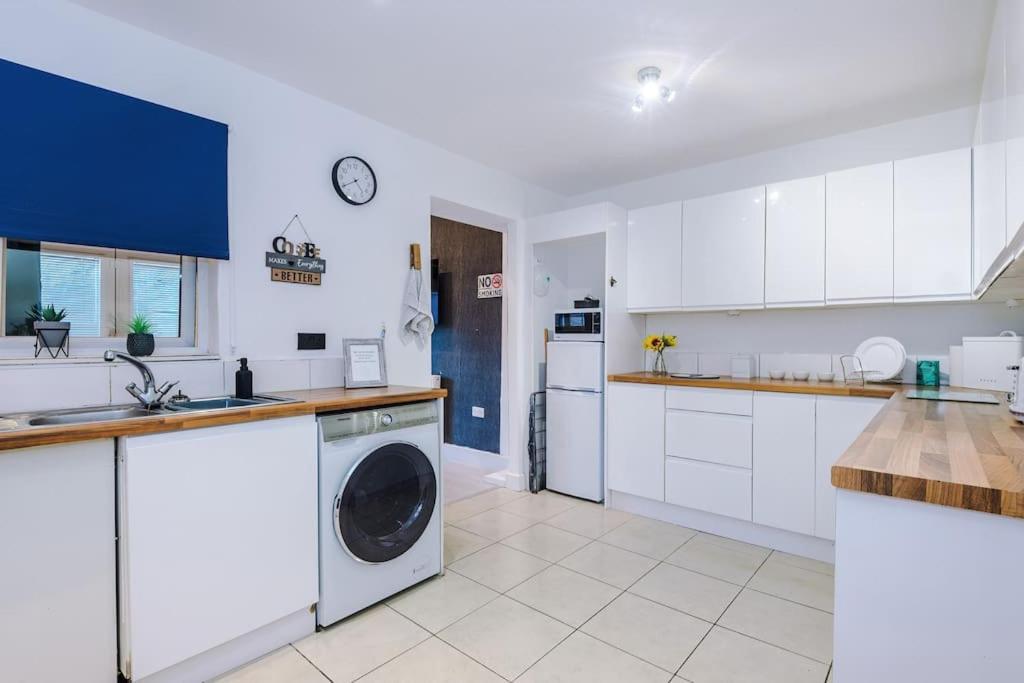 Sleeps 9, Games Room, Perfect For Groups, Driveway, Smart Tv, Available For Long Manchester