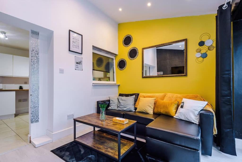 Sleeps 9, Games Room, Perfect For Groups, Driveway, Smart Tv, Available For Long