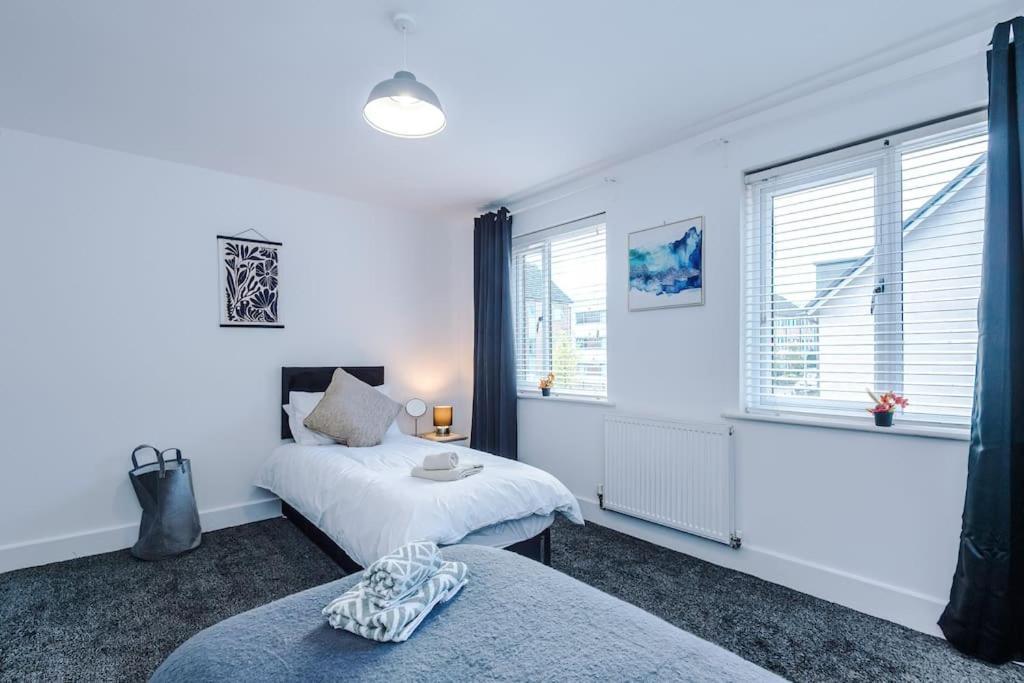 Sleeps 9, Games Room, Perfect For Groups, Driveway, Smart Tv, Available For Long Apartment *