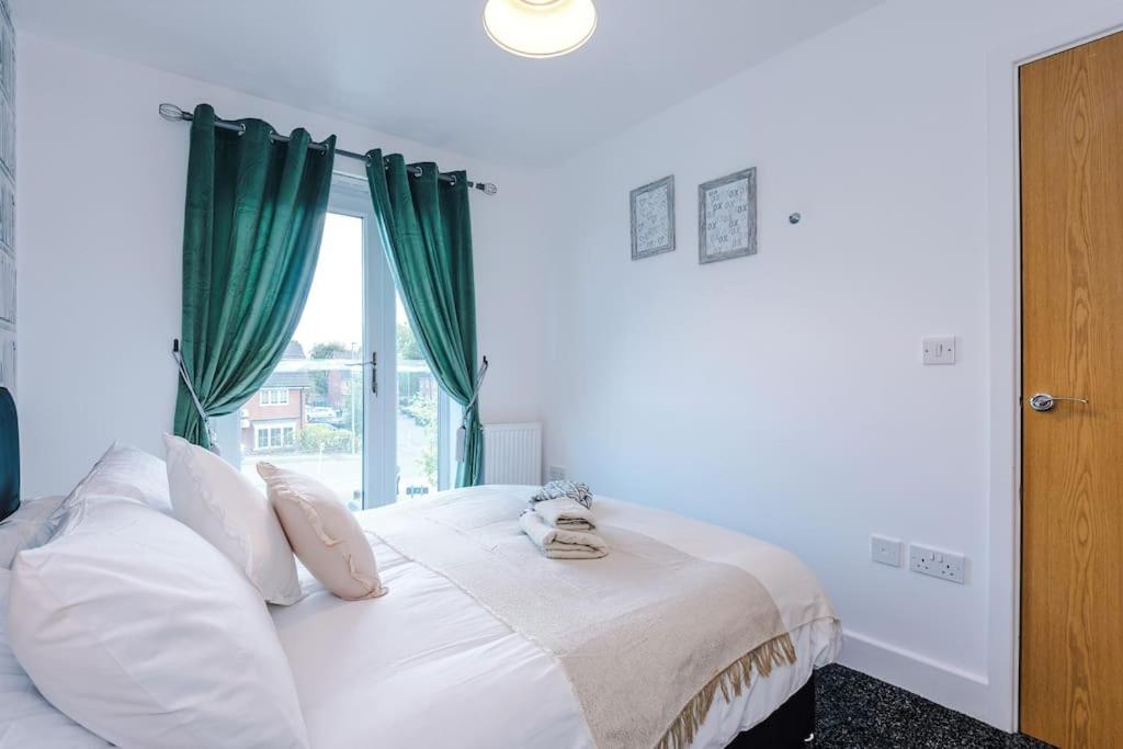 Apartment Sleeps 9, Games Room, Perfect For Groups, Driveway, Smart Tv, Available For Long Manchester
