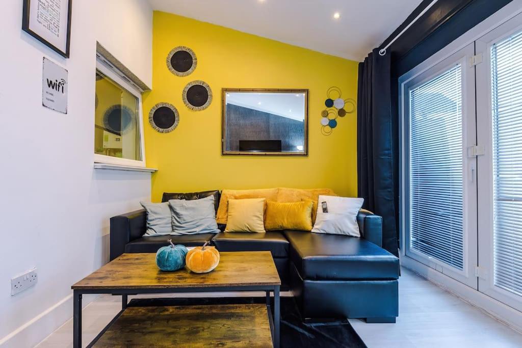 Sleeps 9, Games Room, Perfect For Groups, Driveway, Smart Tv, Available For Long *