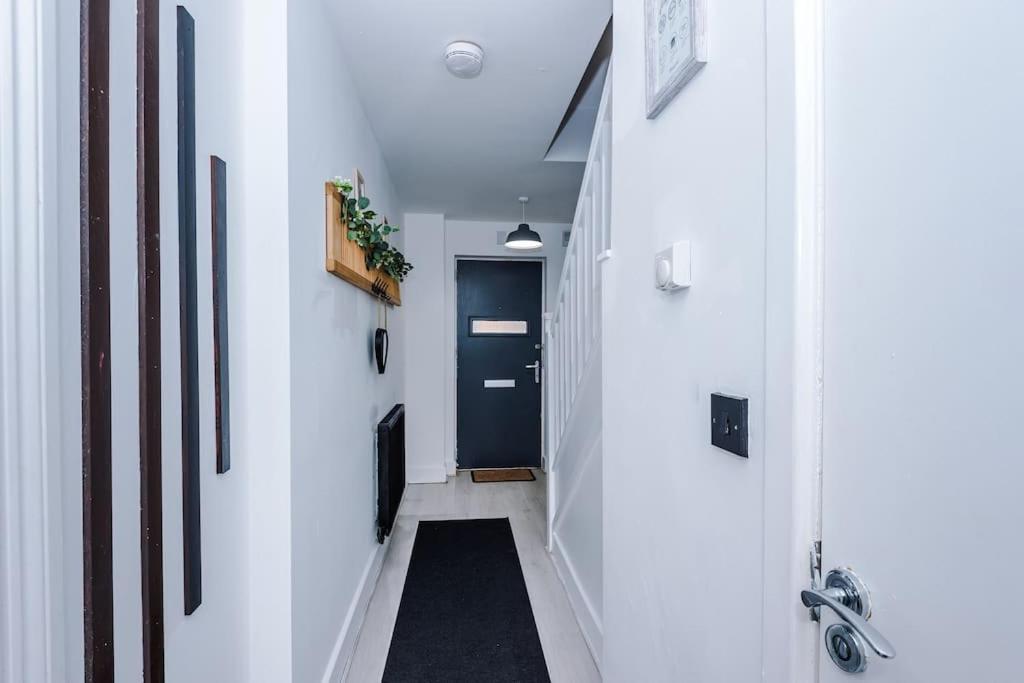 Sleeps 9, Games Room, Perfect For Groups, Driveway, Smart Tv, Available For Long * Manchester