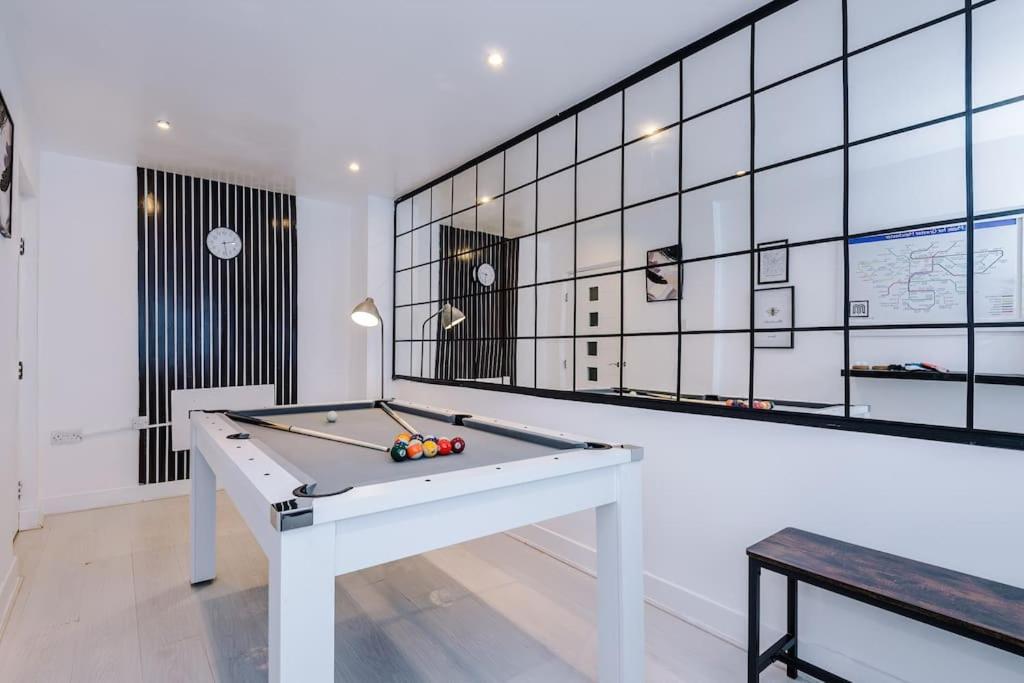 Sleeps 9, Games Room, Perfect For Groups, Driveway, Smart Tv, Available For Long Apartment