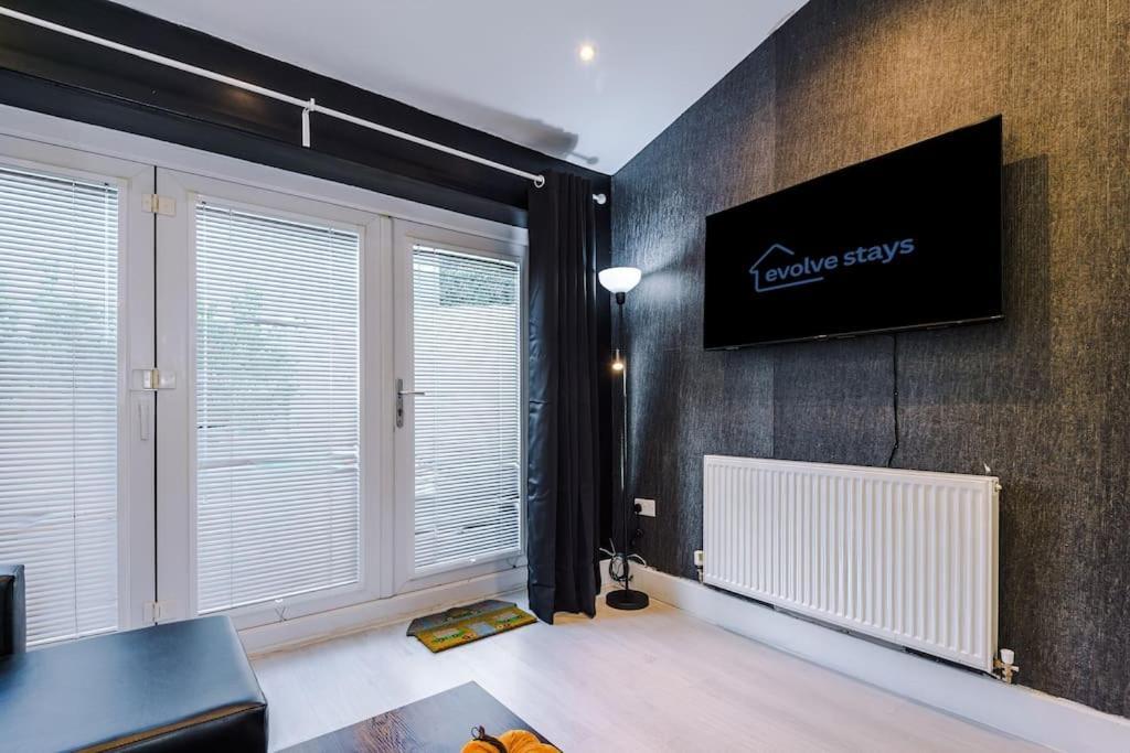 Apartment Sleeps 9, Games Room, Perfect For Groups, Driveway, Smart Tv, Available For Long *