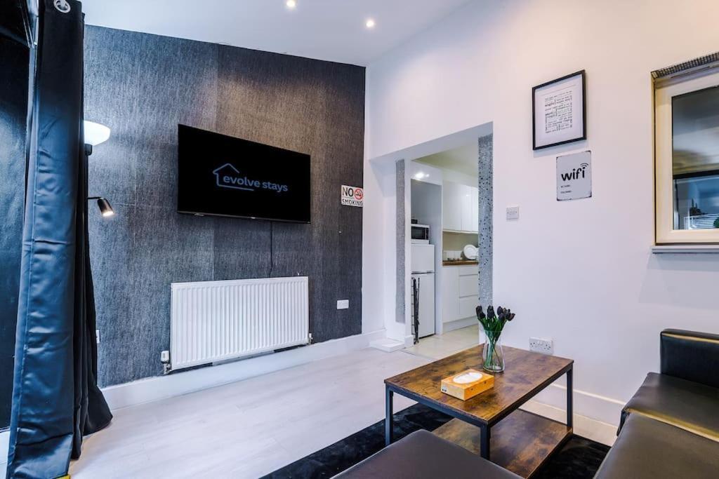 Apartment Sleeps 9, Games Room, Perfect For Groups, Driveway, Smart Tv, Available For Long Manchester