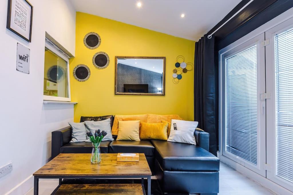 Sleeps 9, Games Room, Perfect For Groups, Driveway, Smart Tv, Available For Long Manchester