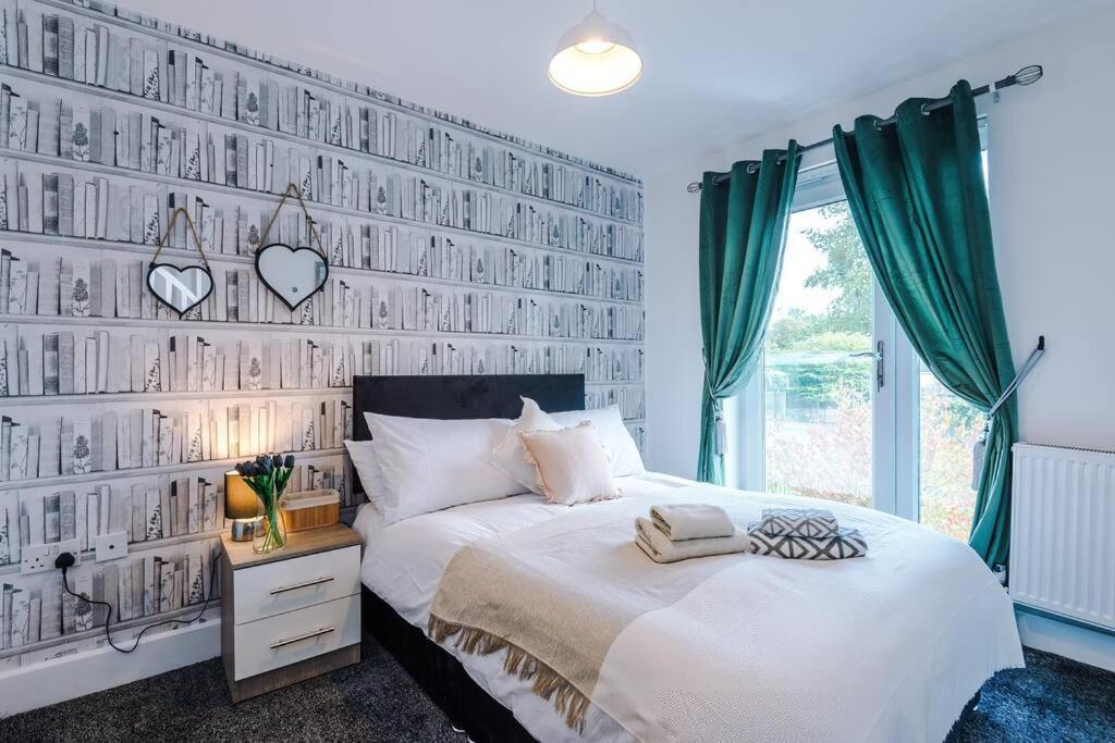Apartment Sleeps 9, Games Room, Perfect For Groups, Driveway, Smart Tv, Available For Long *