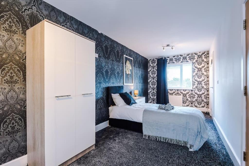 Sleeps 9, Games Room, Perfect For Groups, Driveway, Smart Tv, Available For Long