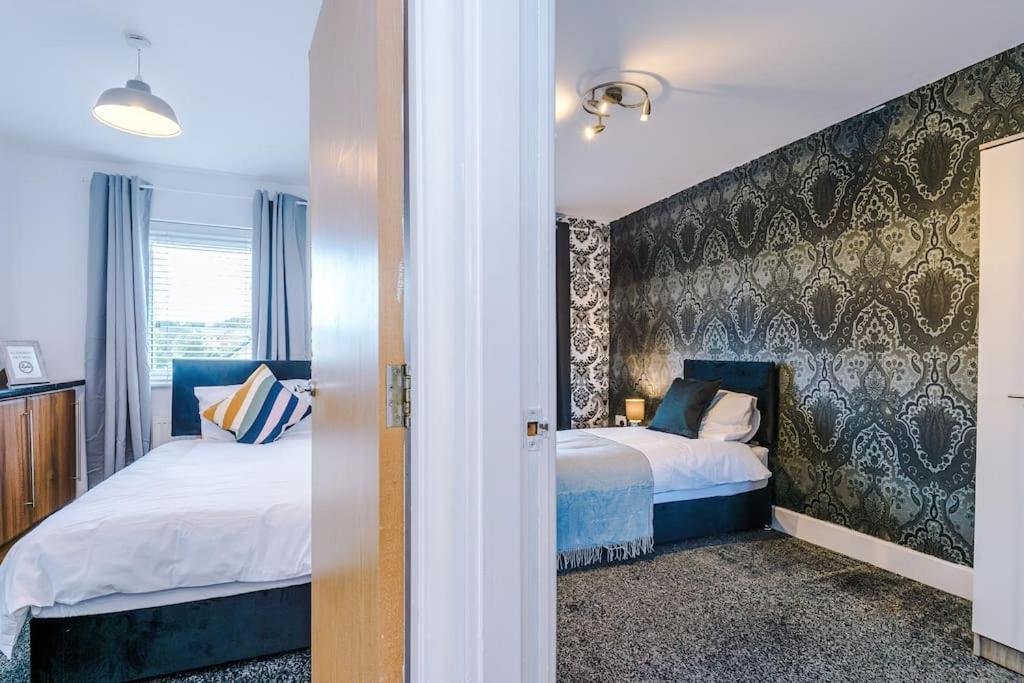 Sleeps 9, Games Room, Perfect For Groups, Driveway, Smart Tv, Available For Long Apartment