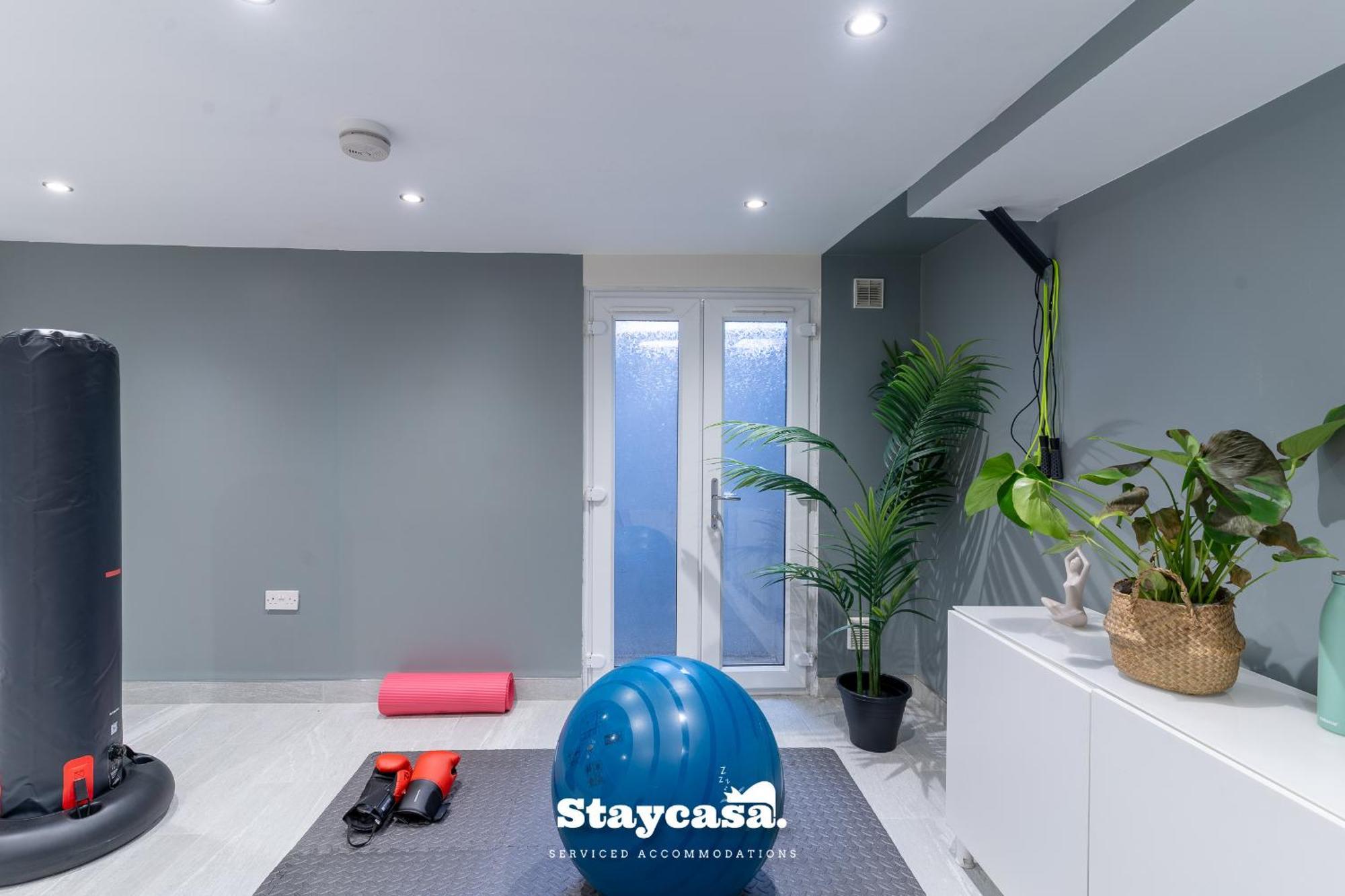 Pristine Residence With Driveway, Gym And, Cinema Villa *