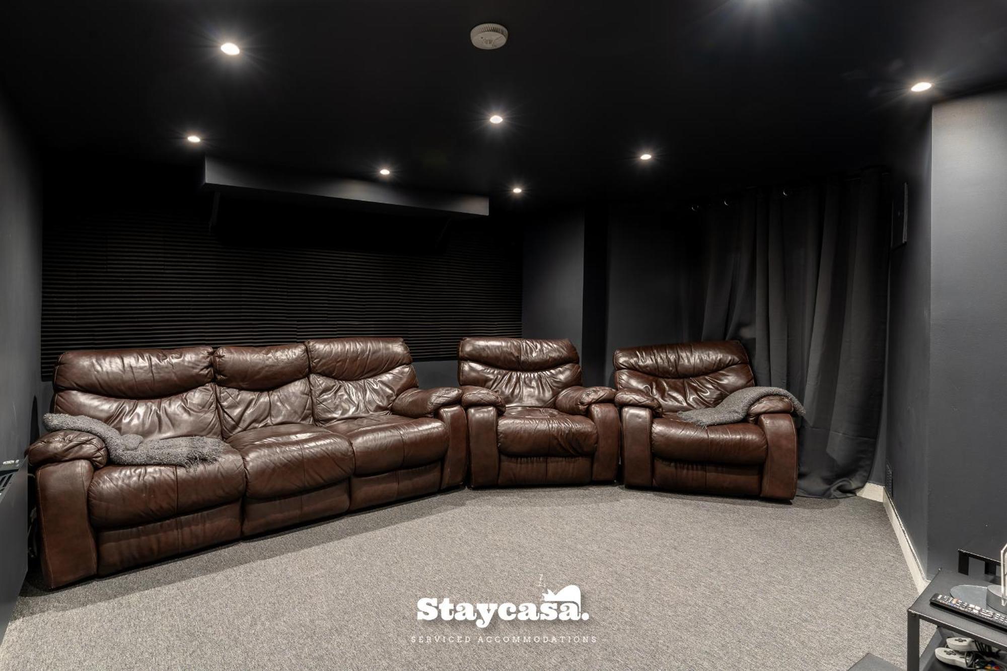 Pristine Residence With Driveway, Gym And, Cinema