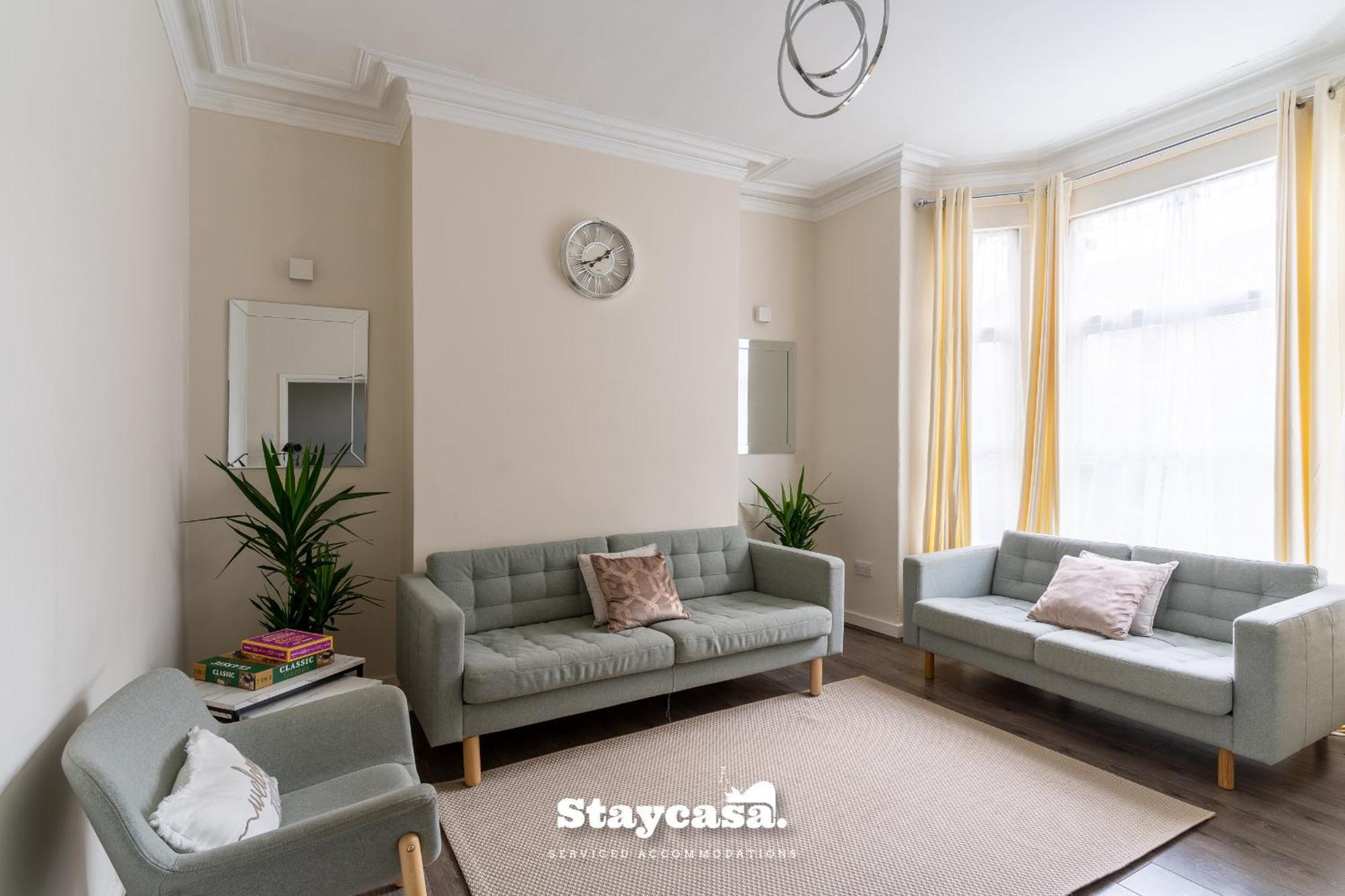 Pristine Residence With Driveway, Gym And, Cinema Manchester