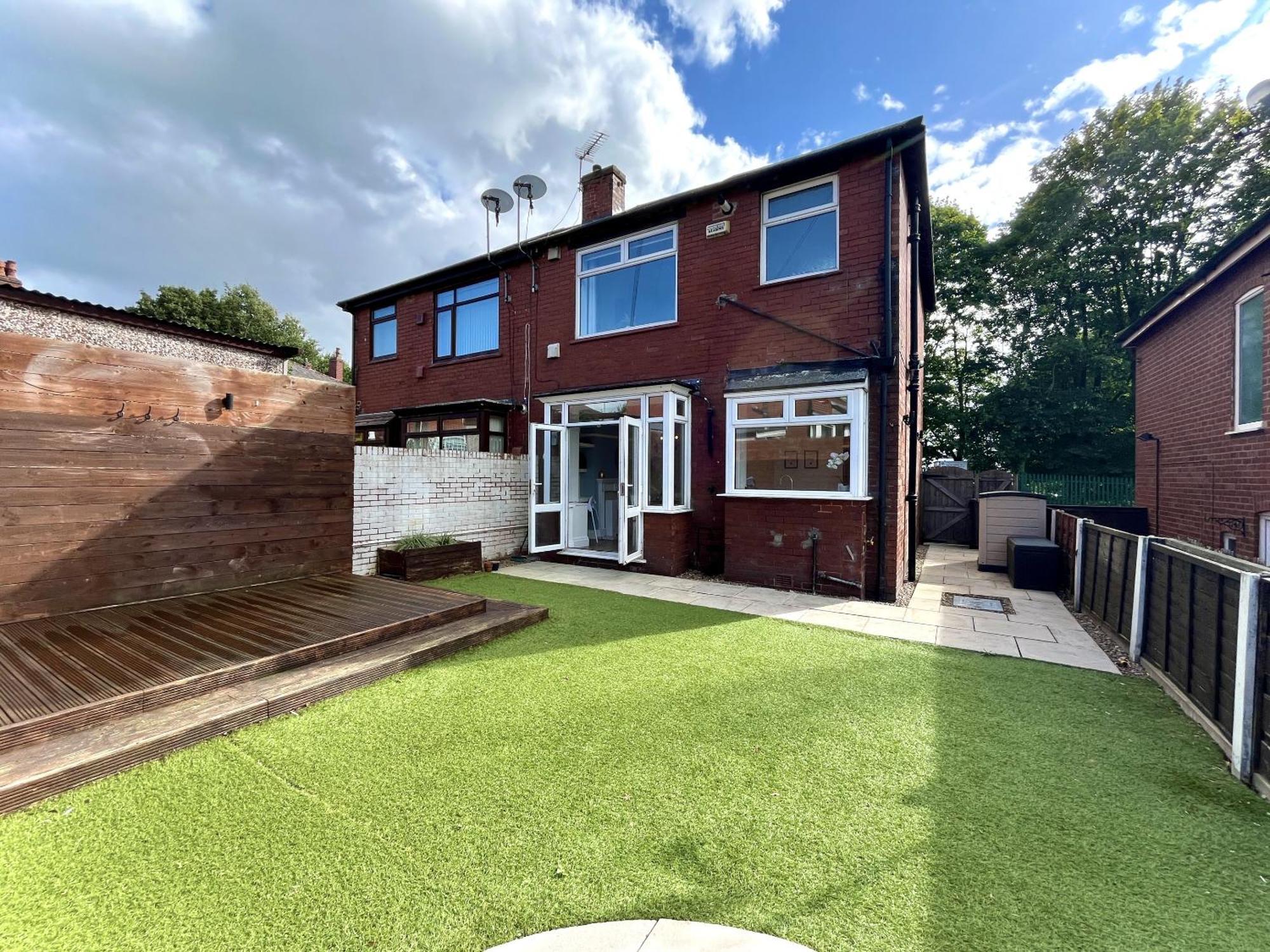Holiday home Stylish 3-bed In Prestwich With Free Parking