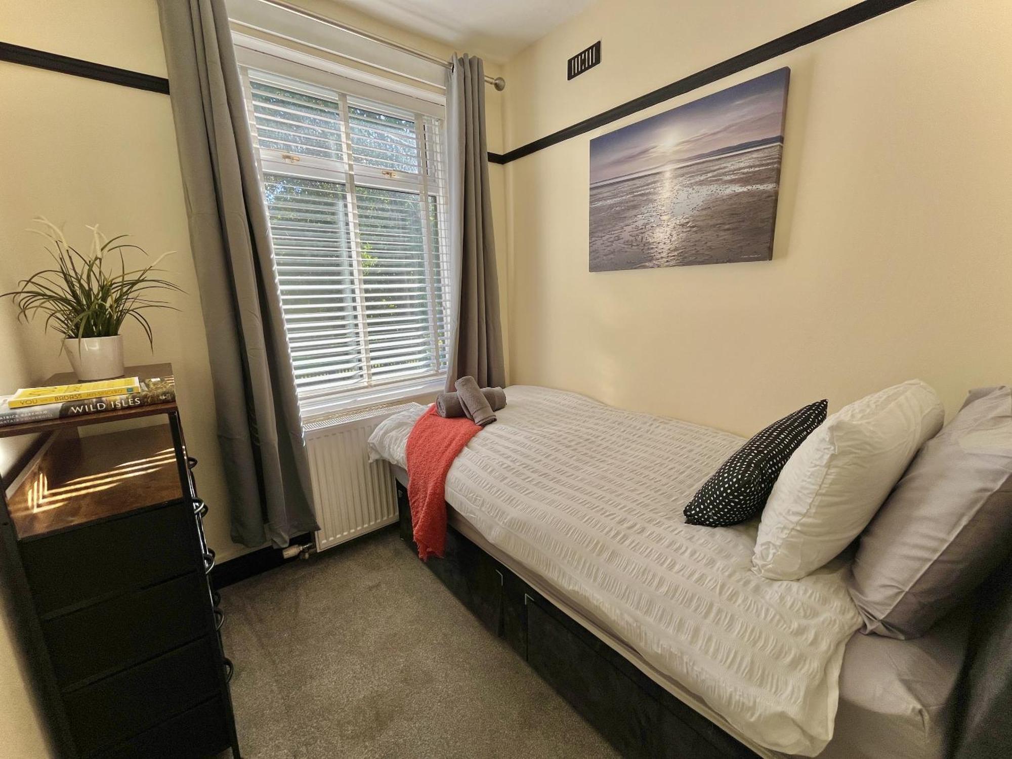 Stylish 3-bed In Prestwich With Free Parking *