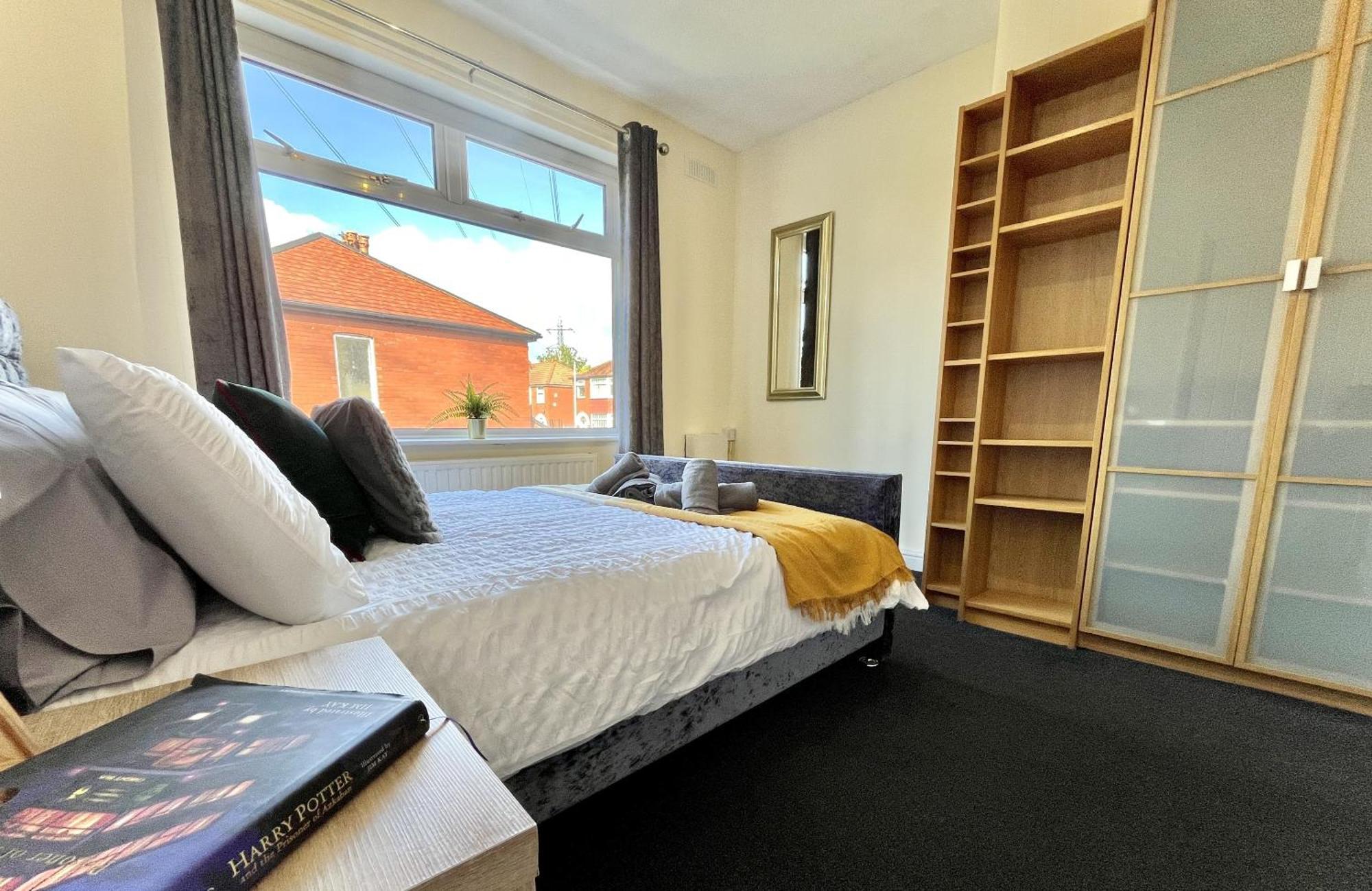 Holiday home Stylish 3-bed In Prestwich With Free Parking