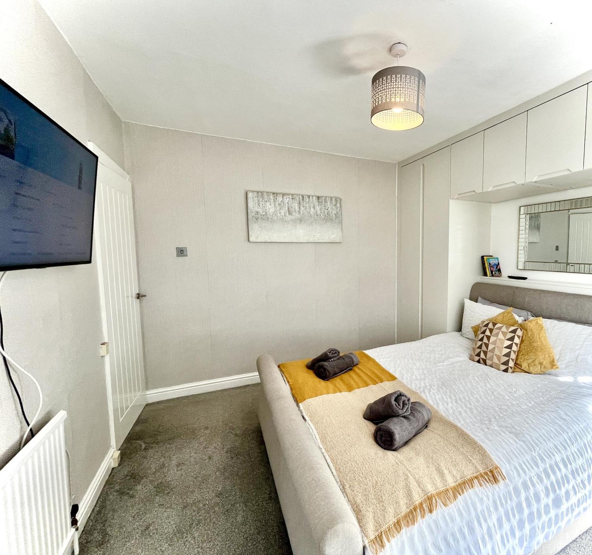 Holiday home Stylish 3-bed In Prestwich With Free Parking