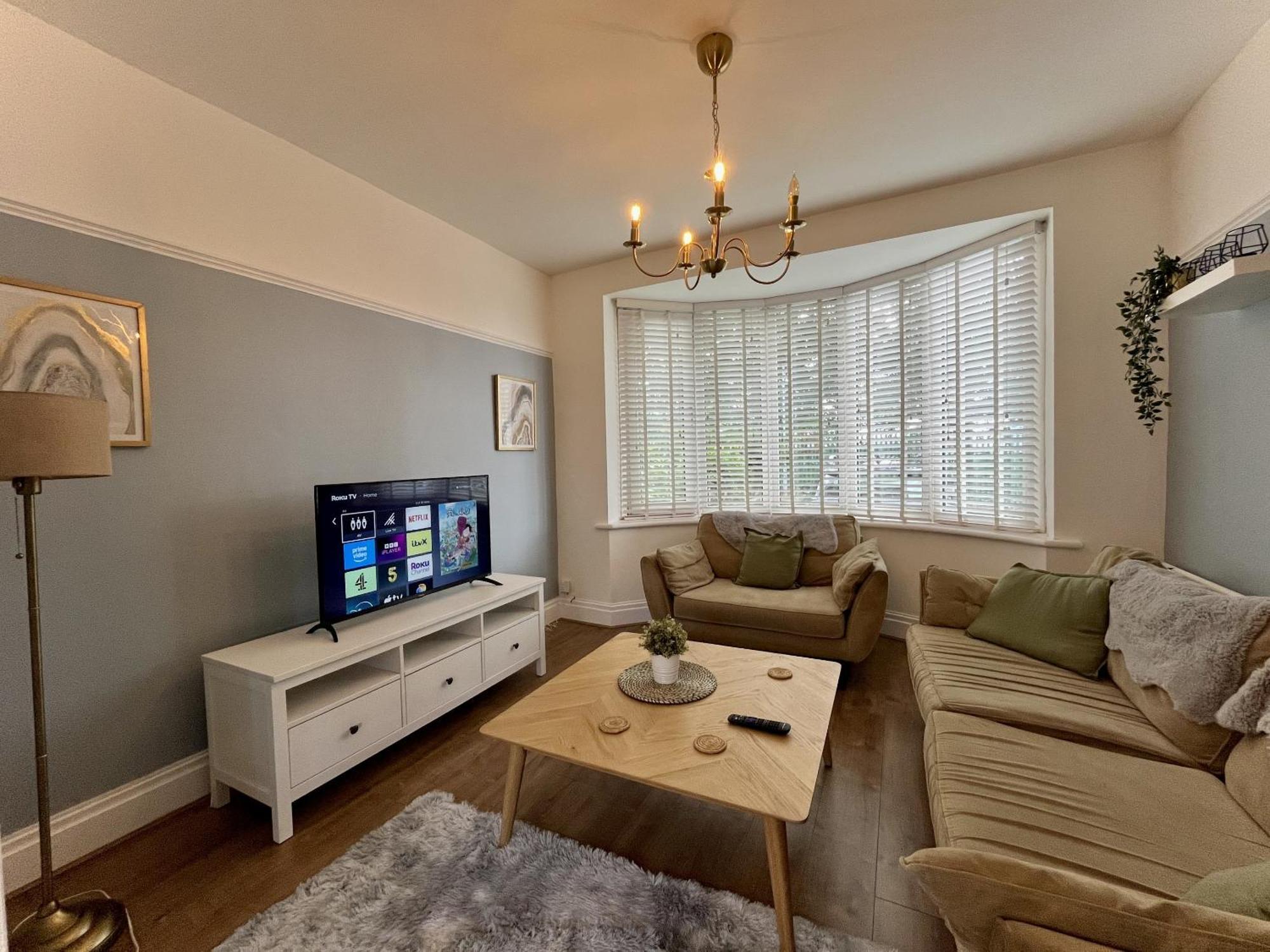 Holiday home Stylish 3-bed In Prestwich With Free Parking
