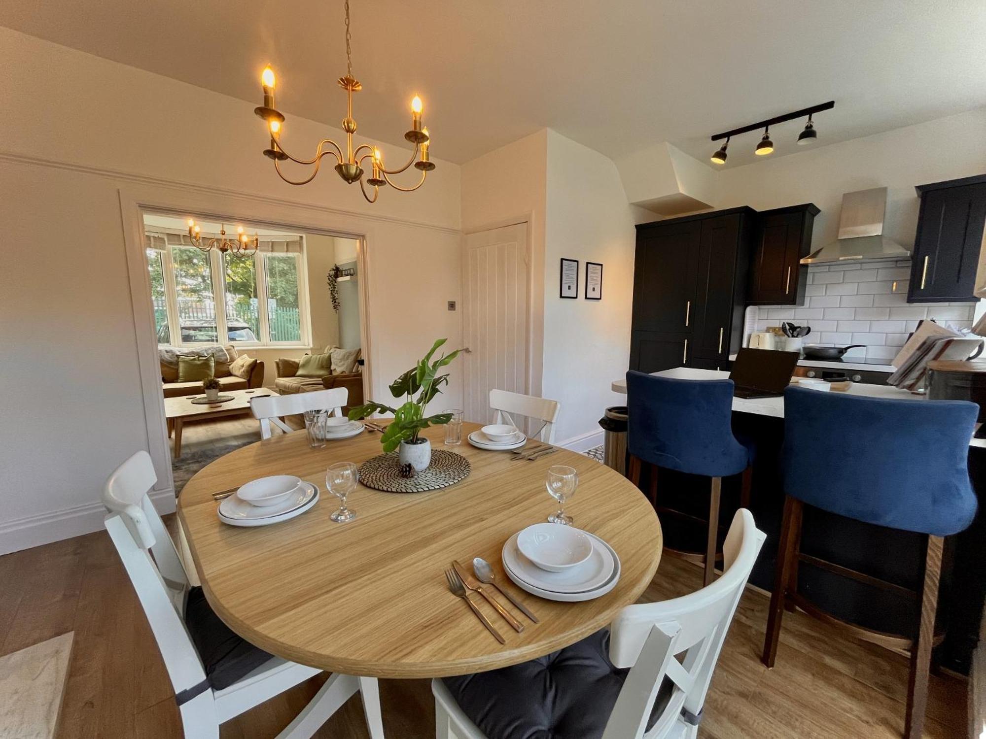 Stylish 3-bed In Prestwich With Free Parking Holiday home *