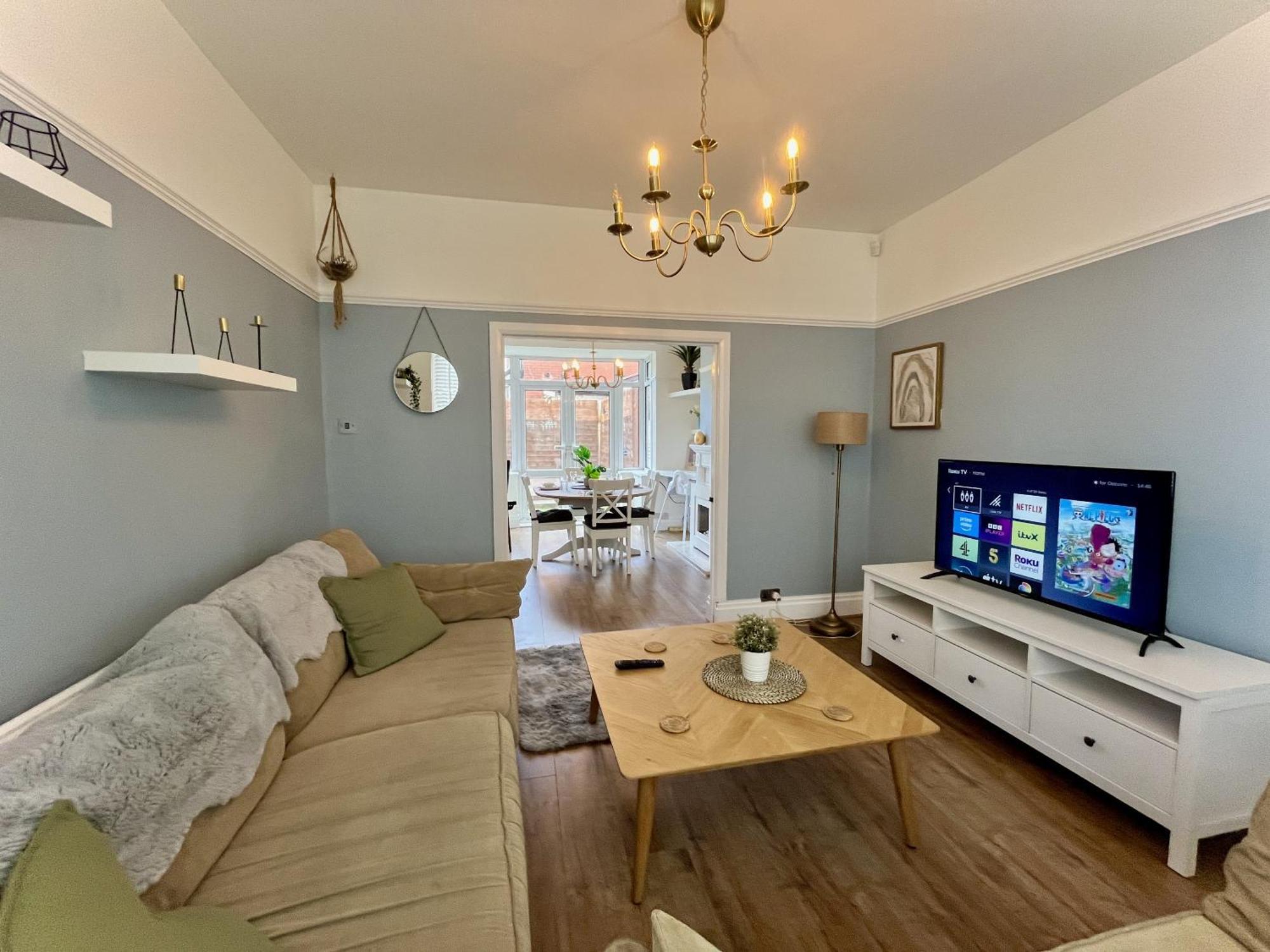 Stylish 3-bed In Prestwich With Free Parking Manchester