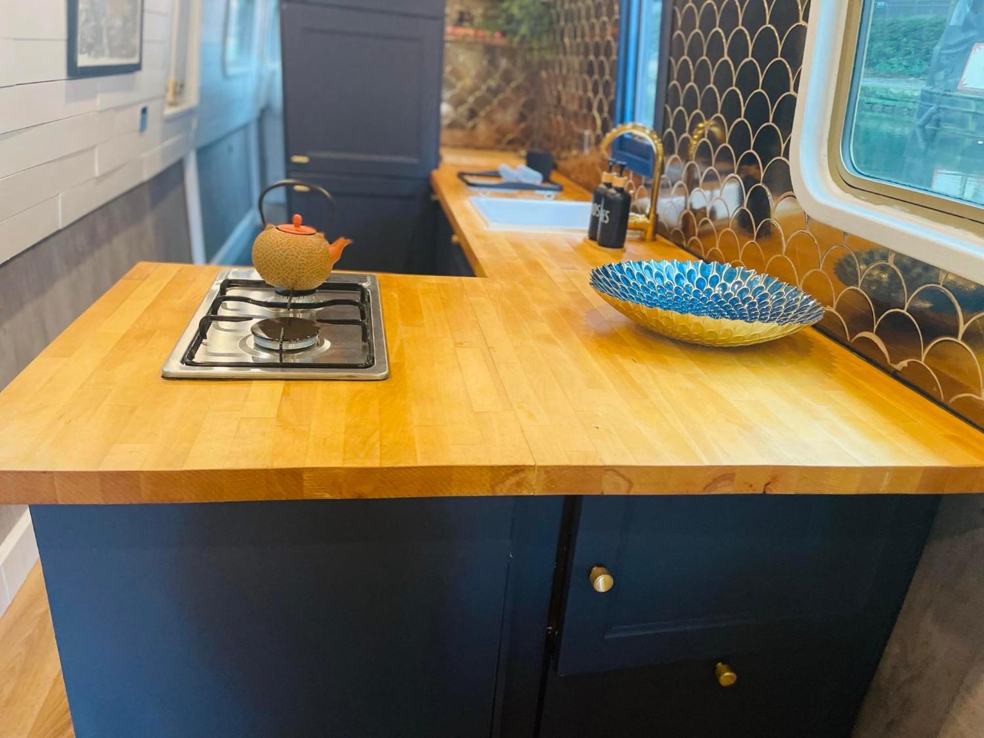Bespokenarrowboat Botel